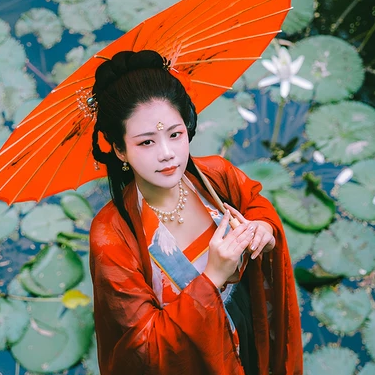 蓮池邊帶紅傘紅衣女生頭像，唯美古風(fēng)真人頭像