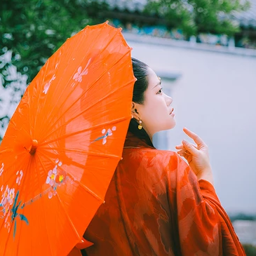 蓮池邊帶紅傘紅衣女生頭像，唯美古風(fēng)真人頭像