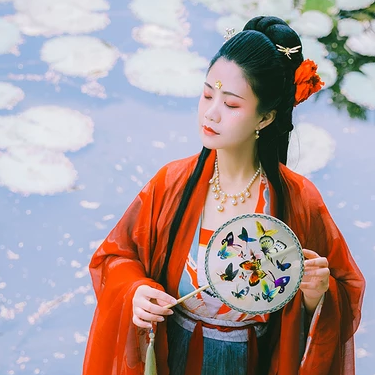 蓮池邊帶紅傘紅衣女生頭像，唯美古風(fēng)真人頭像