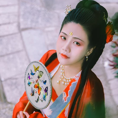 蓮池邊帶紅傘紅衣女生頭像，唯美古風(fēng)真人頭像