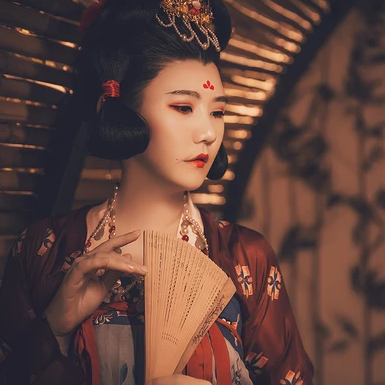 嬌艷帶團扇紅衣女生頭像，唯美古風真人頭像