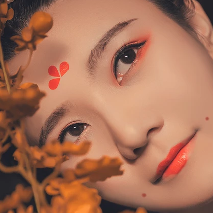 嬌艷帶團扇紅衣女生頭像，唯美古風真人頭像