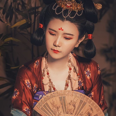 嬌艷帶團扇紅衣女生頭像，唯美古風真人頭像