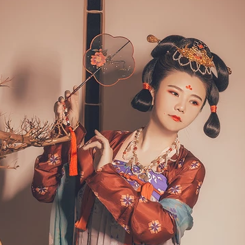 嬌艷帶團扇紅衣女生頭像，唯美古風真人頭像