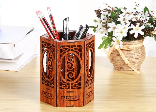 古典家佳樂(lè)文學(xué)鏤空花紋木質(zhì)筆筒