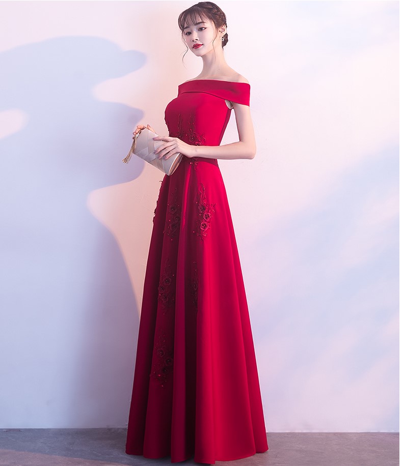 一字肩中式禮服，蕾絲花裝飾晚禮服