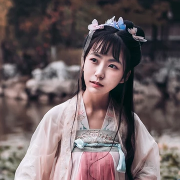 粉紅少女帶團(tuán)扇頭像，唯美古風(fēng)真人頭像