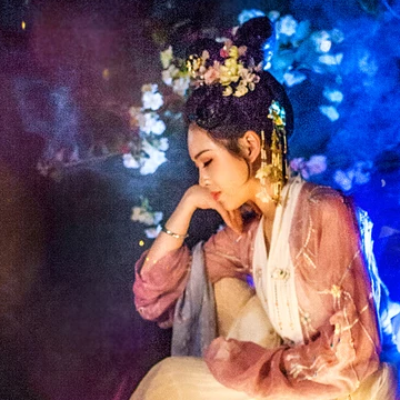 五彩星空提燈少女頭像，唯美古風真人頭像