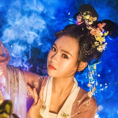 五彩星空提燈少女頭像，唯美古風真人頭像