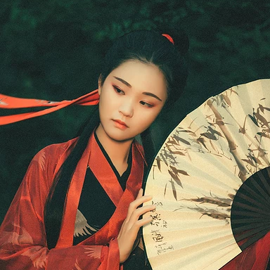 瀟灑霸氣紅衣帶折扇女生頭像，唯美古風(fēng)真人頭