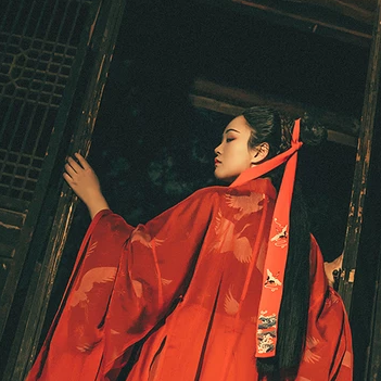 瀟灑霸氣紅衣帶折扇女生頭像，唯美古風(fēng)真人頭