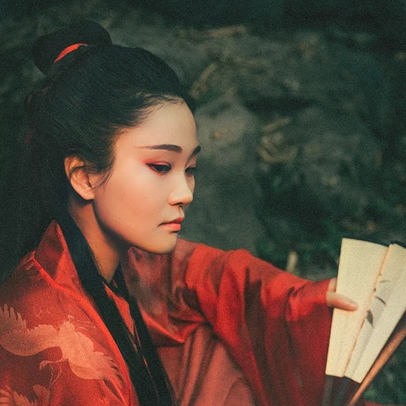 瀟灑霸氣紅衣帶折扇女生頭像，唯美古風(fēng)真人頭