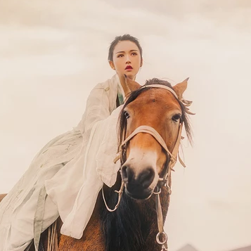瀟灑騎馬女生頭像，唯美古風真人頭像