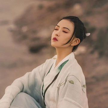 瀟灑騎馬女生頭像，唯美古風真人頭像