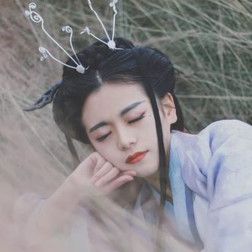 風中俠客女生頭像，唯美古風真人頭像