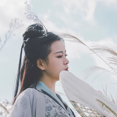 風中俠客女生頭像，唯美古風真人頭像