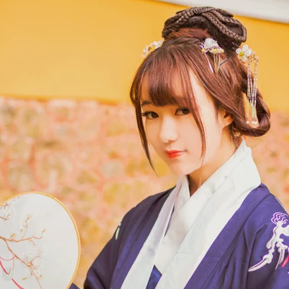 金黃銀杏帶團扇女生頭像，唯美古風真人頭像