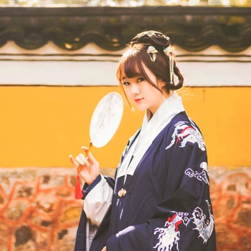 金黃銀杏帶團扇女生頭像，唯美古風真人頭像