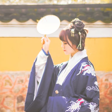 金黃銀杏帶團扇女生頭像，唯美古風真人頭像