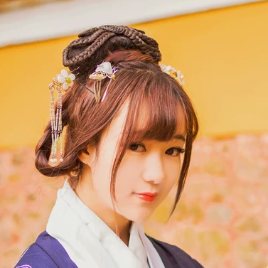 金黃銀杏帶團扇女生頭像，唯美古風真人頭像