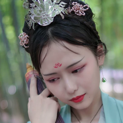 嬌艷帶團扇女生頭像，唯美古風真人頭像