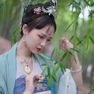 嬌艷帶團扇女生頭像，唯美古風真人頭像