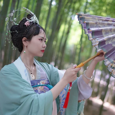 嬌艷帶團扇女生頭像，唯美古風真人頭像