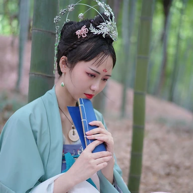 嬌艷帶團扇女生頭像，唯美古風真人頭像