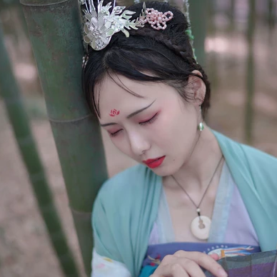 嬌艷帶團扇女生頭像，唯美古風真人頭像