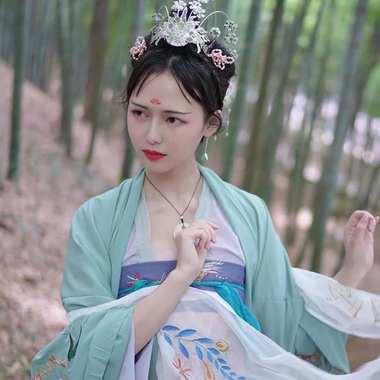 嬌艷帶團扇女生頭像，唯美古風真人頭像