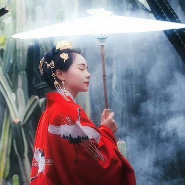 紅衣仙鶴帶傘女生頭像，唯美古風(fēng)真人頭像