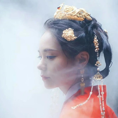 紅衣仙鶴帶傘女生頭像，唯美古風(fēng)真人頭像