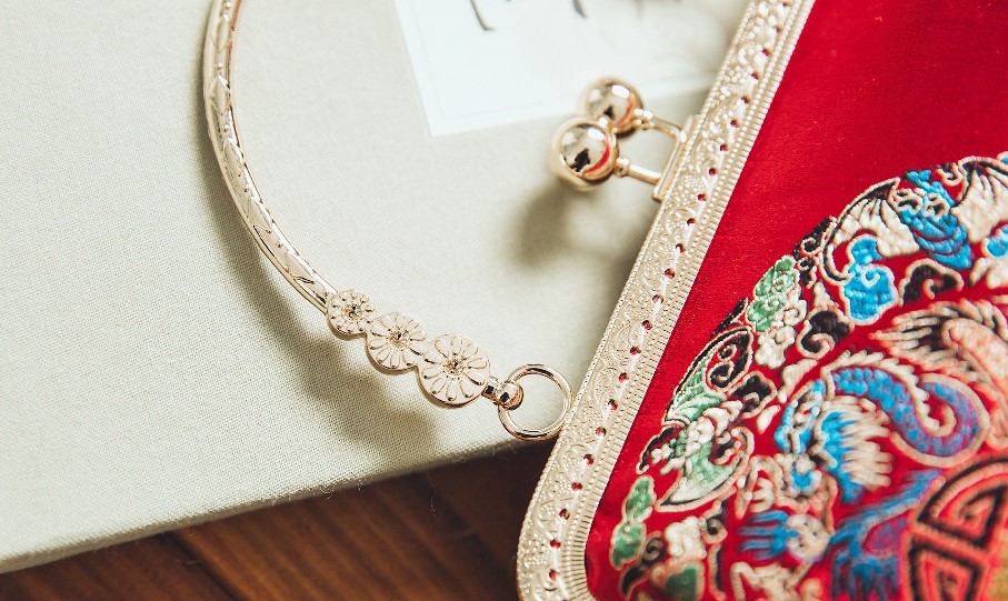 家佳樂(lè)文學(xué)特色紅色龍團(tuán)圖案手工包