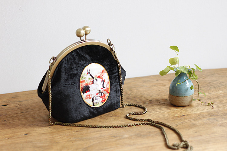 復(fù)古仙鶴刺繡斜跨包，唯美黑色絲絨手工包