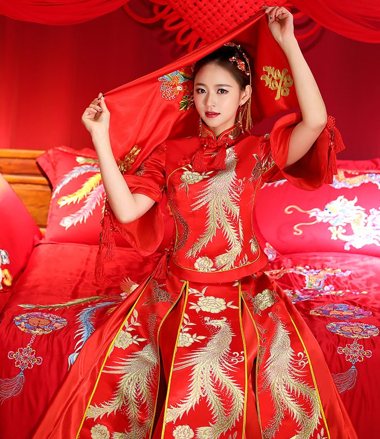 中式傳統(tǒng)新娘禮服，金絲刺繡中式禮服