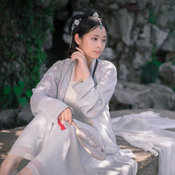 淡雅帶傘團扇女生頭像，唯美古風真人頭像