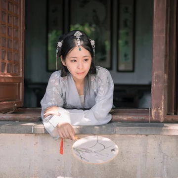 淡雅帶傘團扇女生頭像，唯美古風真人頭像