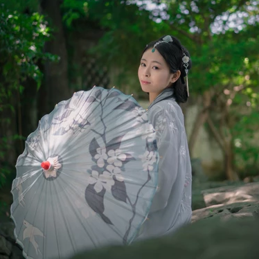 淡雅帶傘團扇女生頭像，唯美古風真人頭像