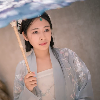 淡雅帶傘團扇女生頭像，唯美古風真人頭像