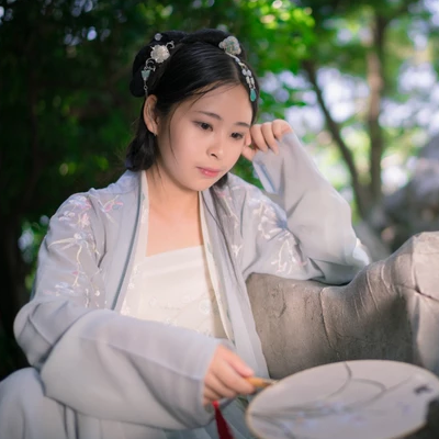 淡雅帶傘團扇女生頭像，唯美古風真人頭像