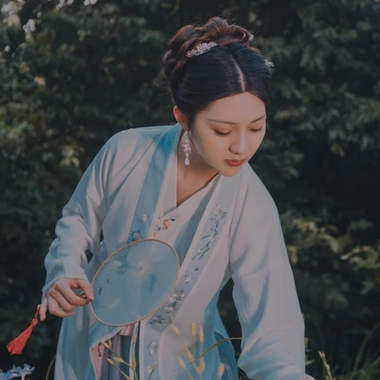 文藝帶團扇女生頭像，唯美古風真人頭像