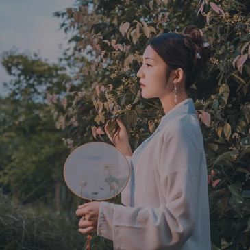 文藝帶團扇女生頭像，唯美古風真人頭像