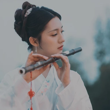 文藝帶團扇女生頭像，唯美古風真人頭像