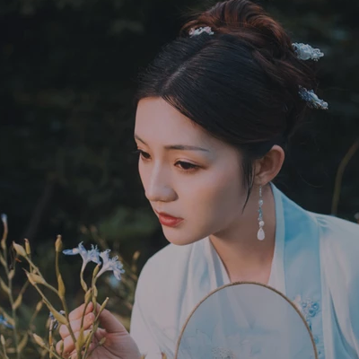 文藝帶團扇女生頭像，唯美古風真人頭像