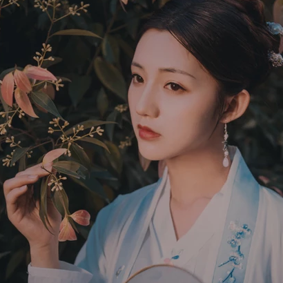 文藝帶團扇女生頭像，唯美古風真人頭像