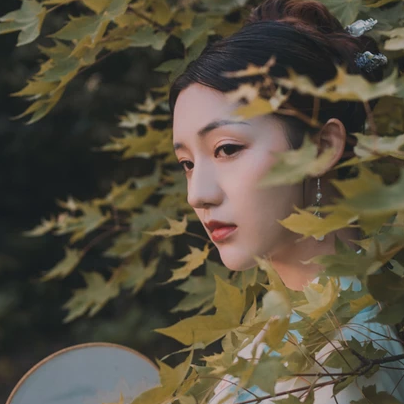 文藝帶團扇女生頭像，唯美古風真人頭像