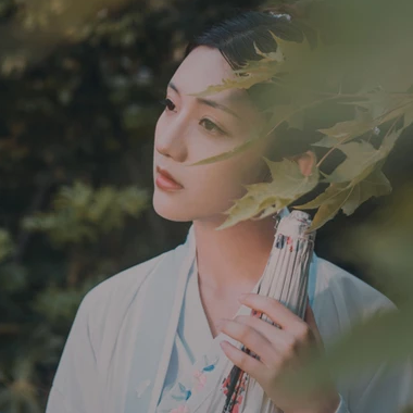 文藝帶團扇女生頭像，唯美古風真人頭像