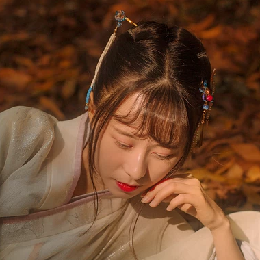 秋藝帶折扇女生頭像，唯美古風(fēng)真人頭像