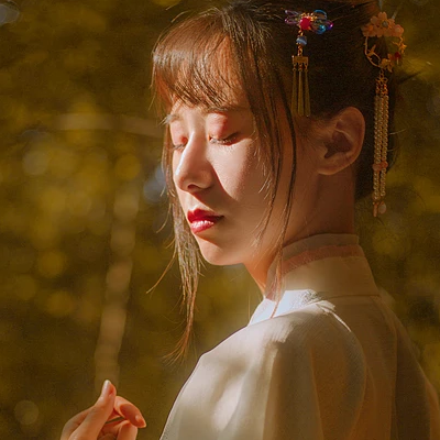 秋藝帶折扇女生頭像，唯美古風(fēng)真人頭像