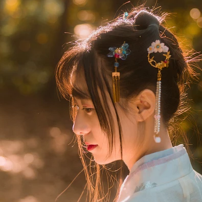 秋藝帶折扇女生頭像，唯美古風(fēng)真人頭像